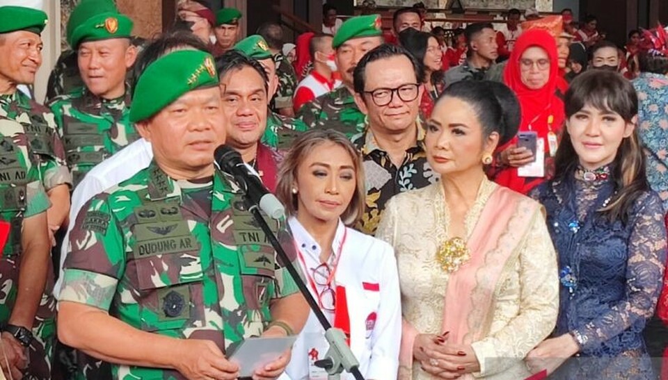 Kepala Staf Angkatan Darat (Kasad) Jenderal TNI Dudung Abdurachman saat memberikan keterangan pers didampingi para musisi dan penyanyi dalam kegiatan Satria Indonesia di Mabesad, Jakarta, Rabu, 17 Agustus 2022.
