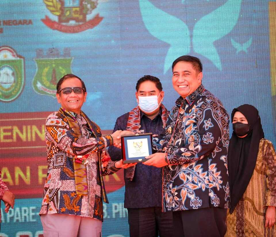 Menteri Koordinator bidang Politik Hukum dan HAM (Menko Polhukam) yang juga Plt Menteri Pendayagunaan Aparatur Negara dan Reformasi Birokrasi (PAN dan RB) Mahfud MD saat meresmikan mal pelayanan publik (MPP) di empat kabupaten dan kota di Sulawesi Selatan, yang dipusatkan di Maros, Jumat (19/8/2022).