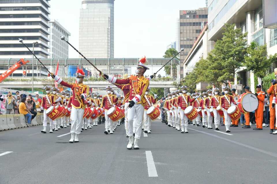 Salah satu penampilan drumband dalam kirab kadet mahasiswa S1 Universitas Pertahanan (Unhan) di Jakarta, Minggu, 21 Agustus 2022.
