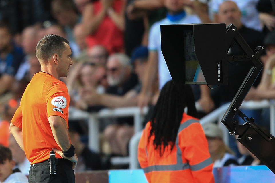 Ilustrasi Video Assistant Referee (VAR).
