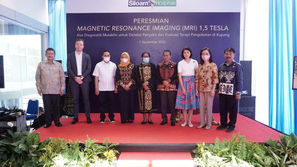 Wakil Presiden Direktur Siloam Hospitals Group, Caroline Riady (ketiga kanan) melakukan foto bersama dengan Penjabat Wali Kota Kupang George Hadjoh (paling kiri), Plt Kepala Dinas Kesehatan NTT Ruth Laiskodat (paling tengah), dan jajaran mitra kerja seusai peresmian Magnetic Resonace Imaging (MRI) 1,5 Tesla, di Siloam Hospitals Kupang, Nusa Tenggara Timur (NTT), Kamis, 1 September 2022.