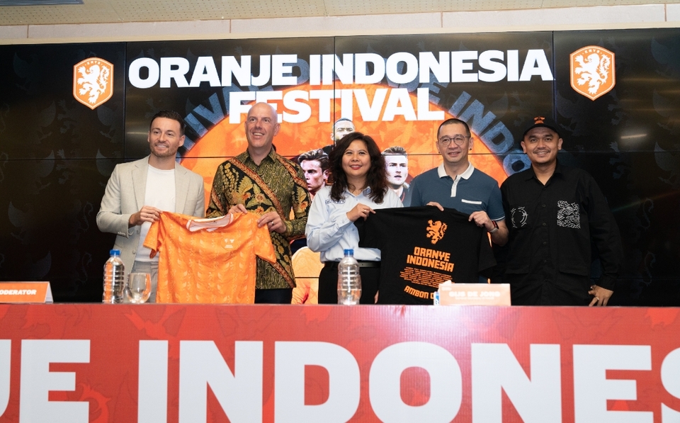 Sekjen KNVB Gijs de Jong (kedua dari kiri) dan Wasekjen PSSI Maaike Ira Puspita (tengah). KNVB akan menggelar festival bersama fanbase di Indonesia untuk memeriahkan sekaligus memberikan dukungan kepada Timnas Belanda yang berjuang di Piala Dunia 2022