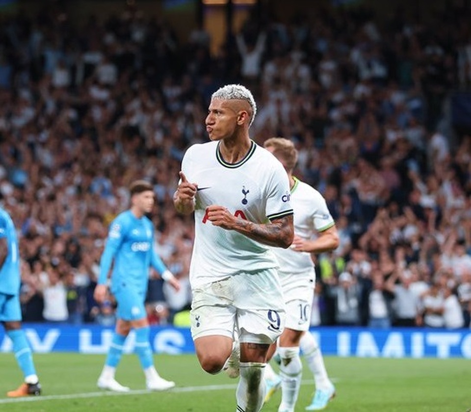 Striker Tottenham Hotspur, Richarlison merayakan gol yang dicetaknya ke gawang Marseille di Liga Champions.