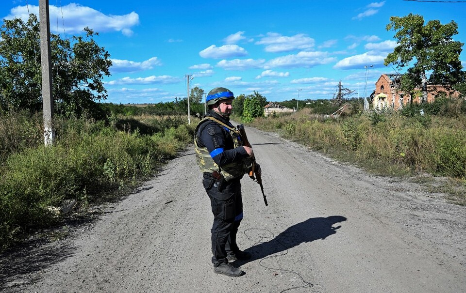 Patroli tentara Ukraina di desa Grakove pada 9 September 2022, di tengah invasi Rusia ke Ukraina.
