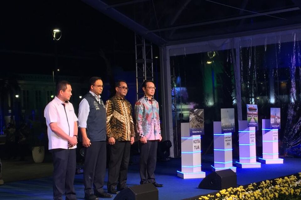 Menteri Perhubungan Budi Karya Sumadi bersama Gubernur DKI Jakarta Anies Baswedan (kedua dari kiri), Duta Besar Jepang Kanasugi Kenji (paling kanan), dan Direktur Utama PT MRT Jakarta (Perseroda) Mohamad Aprindy (paling kiri) pasca melakukan groundbreaking paket CP 202 MRT Jakarta di Plaza Beos Kawasan Kota Tua, Jakarta, Sabtu 10 September 2022