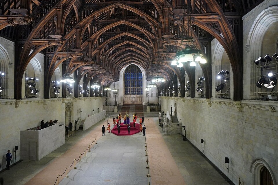 Aula Westminster tampak sepi pada Senin 19 September 2022 pukul 6.31 setelah anggota terakhir dari masyarakat memberikan penghormatan, melewati peti mati Ratu Elizabeth II.