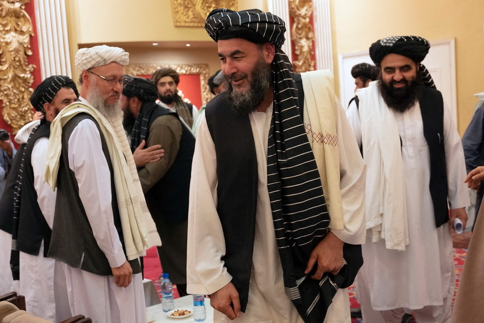 Bashar Noorzai (tengah), seorang panglima perang dan rekan Taliban menghadiri acara pers di Hotel Intercontinental di Kabul, Afghanistan pada Senin 19 September 2022.
