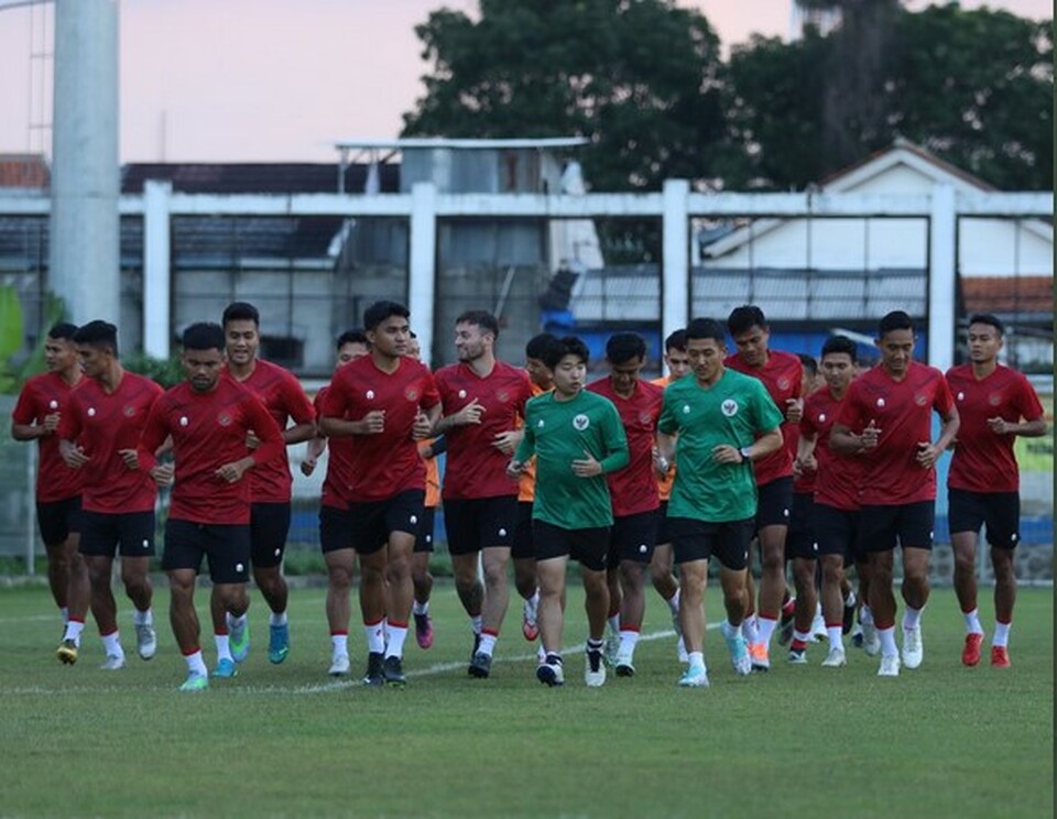 Para pemain Timnas Indonesia menjalani latihan.