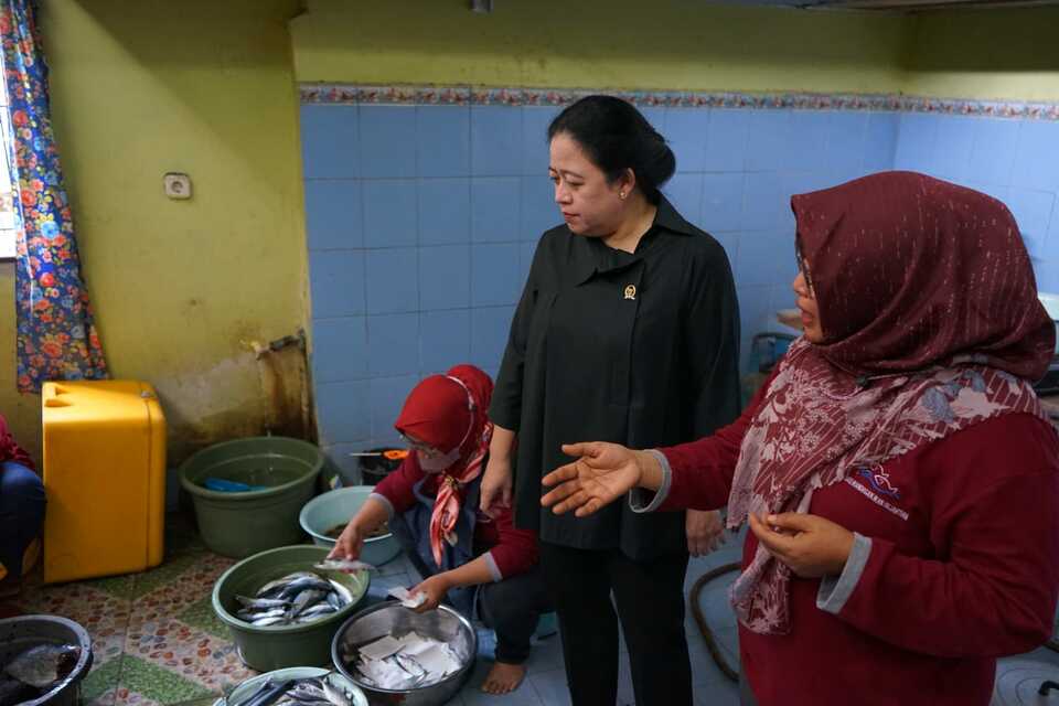 Ketua DPR Puan Maharani meninjau pengolahan bandeng presto di Majalengka.