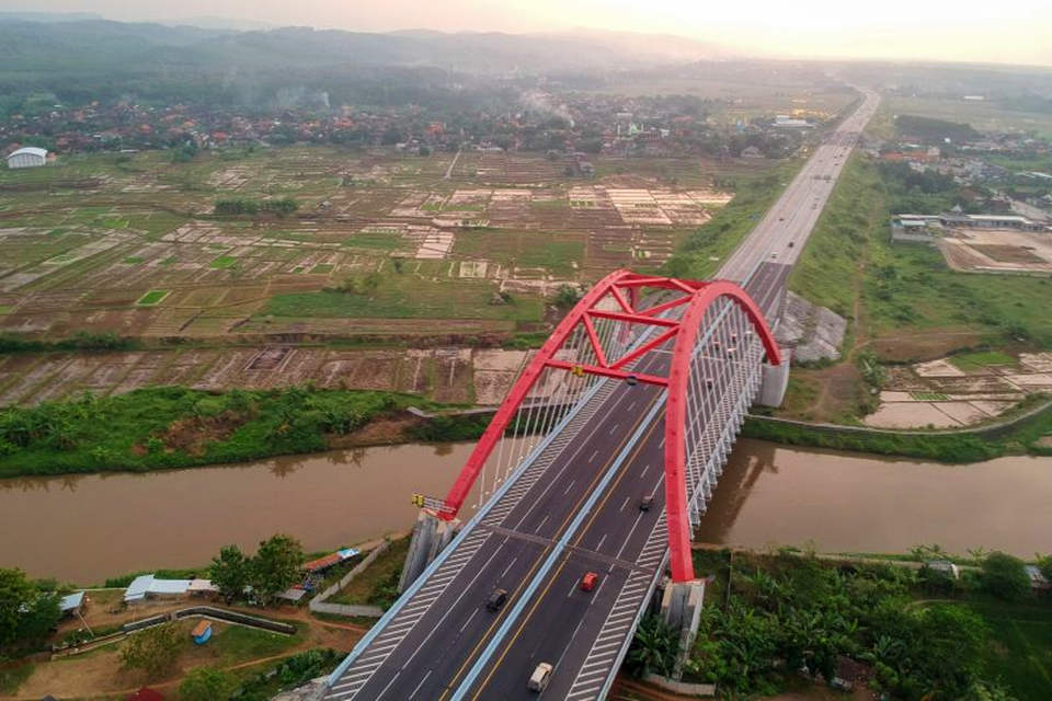 Foto udara sejumlah kendaraan pemudik melintas dari arah Semarang menuju Jakarta di Jembatan Kalikuto Tol Trans Jawa, Kabupaten Batang, Jawa Tengah.