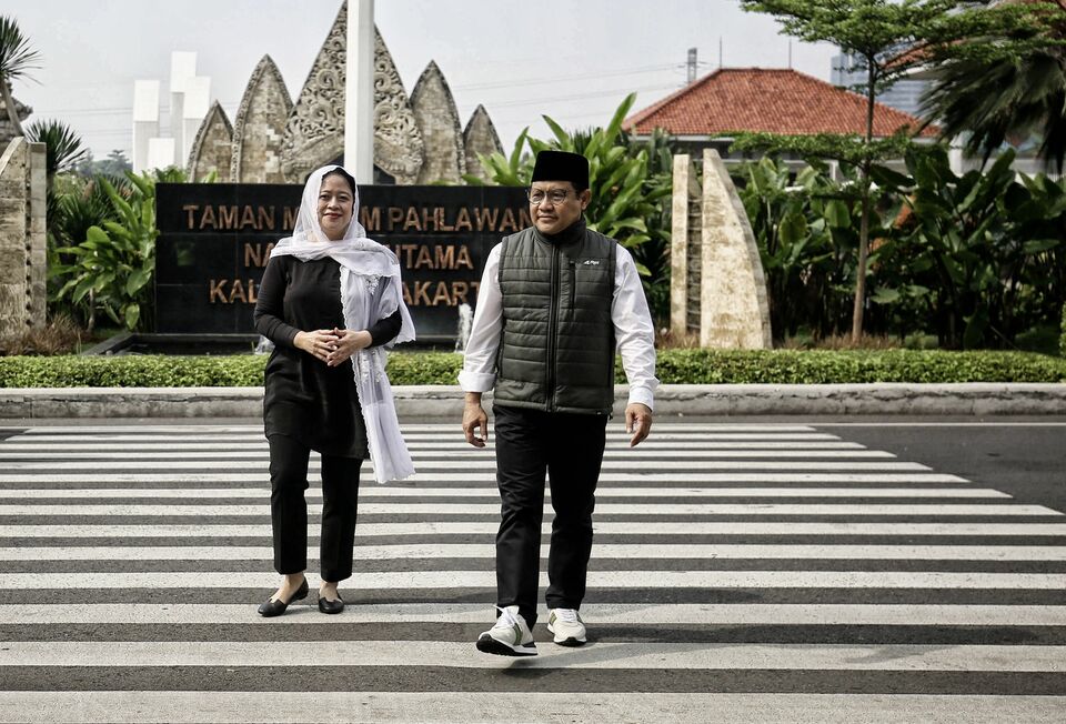 Ketua DPP PDI Perjuangan yang juga Ketua DPR Puan Maharani (kiri) dan bersama Ketua Umum DPP PKB yang juga Wakil Ketua DPR Muhaimin Iskandar menyebrangi zebra cross seusai ziarah di Taman Makam Pahlawan Nasional Utama Kalibata, Jakarta Selatan, Minggu 25 September 2022
