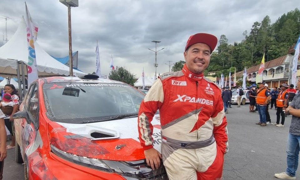 Pereli nasional Rifat Sungkar yang berpasangan dengan Benjamin Searchy menjuarai Reli Danau Toba 2022