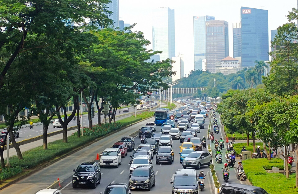 Sejumlah kendaraan melintas di kawasan Central Business District (CBD) di Jakarta.