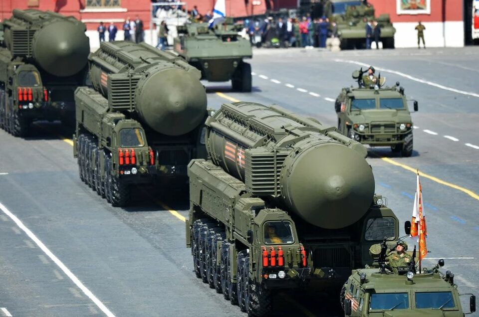 Sistem rudal balistik antarbenua Yars RS-24 berhulu ledak nuklir milik Rusia melaju saat parade militer Hari Kemenangan di Moskwa pada 9 Mei 2015. 