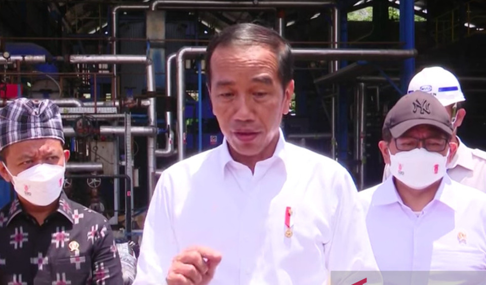 Tangkapan layar - Presiden Joko Widodo (Jokowi) seusai meninjau Pabrik Aspal PT Wika Bitumen, Kabupaten Buton, Sulawesi Tenggara (Sultra), Selasa, 27 September 2022.