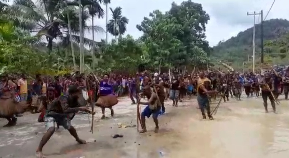 Ratusan massa pendukung di kediaman Gubernur Papua, Lukas Enembe di Koya Tengah, Jayapura, Papua. 