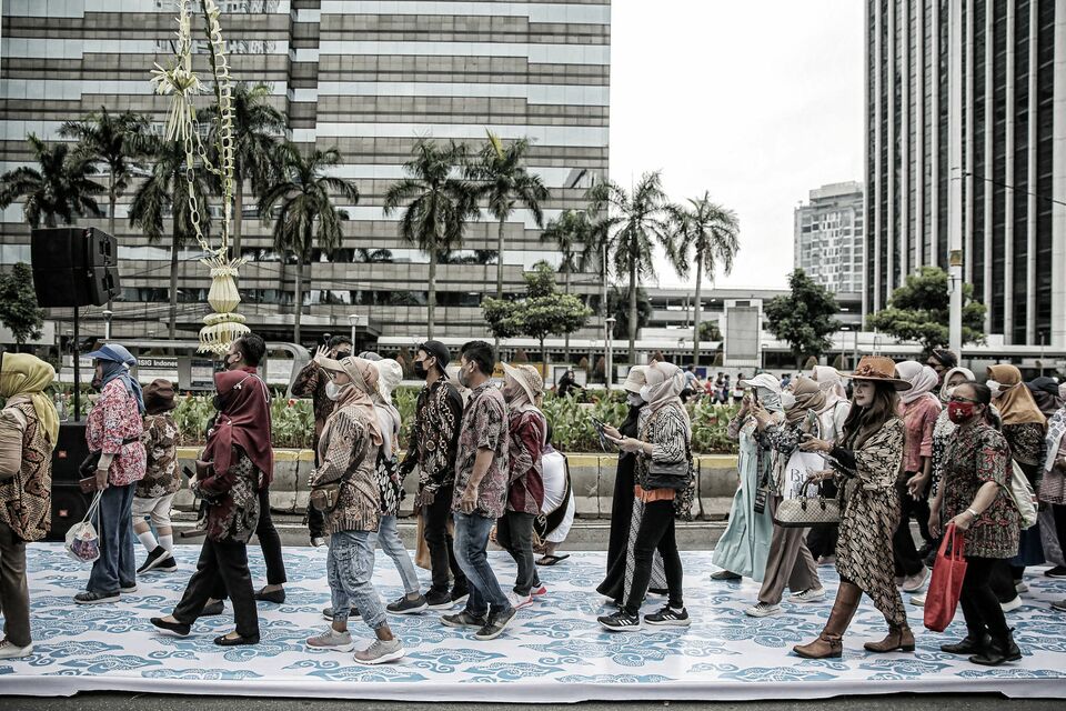 Warga memakai Batik berjalan bersama saat mengikuti peragaan busana Hari Batik 2022 di kawasan Car Free Day (CFD) Jl.Jend Sudirman, Jakarta, Minggu 2 September 2022.