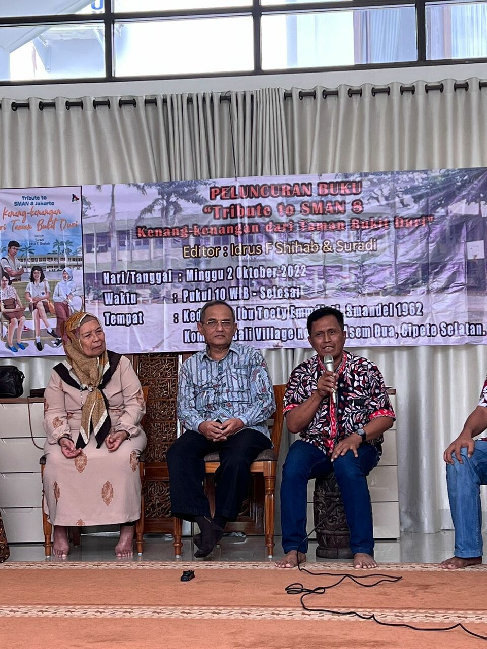 Editor buku, Suradi (kanan) menjelaskan tentang buku barunya yang disusun bersama Idrus F Shahab berjudul “Tribute to SMAN 8 Jakarta: Kenang-kenangan dari Taman Bukit Duri” saat peluncuran di kediaman alumni SMAN8 Jakarta, Toety Emmidiati, di  Jakarta, Minggu, 2 Oktober 2022.