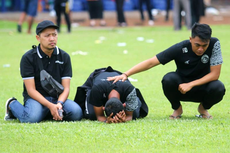 Pemain Arema FC menangis saat melakukan tabur bunga guna untuk mengenang korban tragedi di Stadion Kanjuruhan, Kabupaten Malang, Senin 3 Oktober 2022.