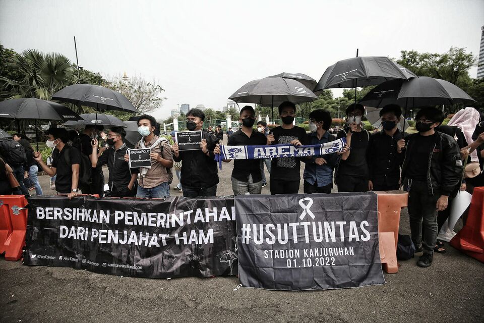 Sejumlah pegiat HAM bersama mahasiswa menggelar aksi kamisan di depan Istana Merdeka, Jakarta, Kamis 6 Oktober 2022. 