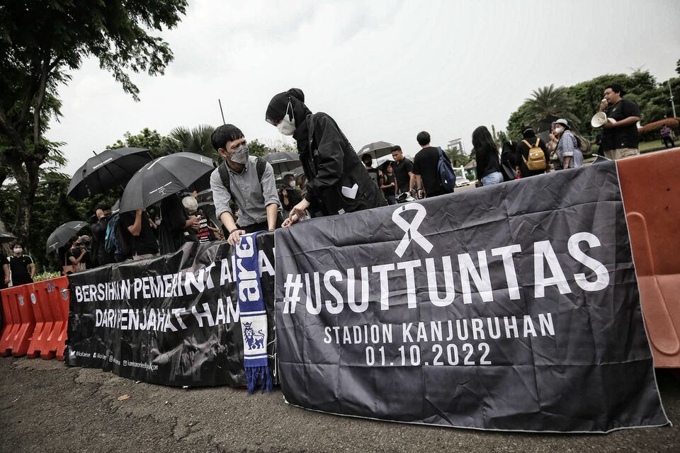 Sejumlah pegiat HAM bersama mahasiswa menggelar aksi kamisan di depan Istana Merdeka, Jakarta, Kamis 6 Oktober 2022.