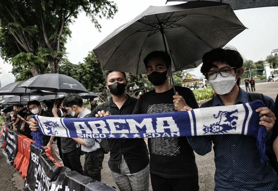 Sejumlah pegiat HAM bersama mahasiswa menggelar aksi kamisan di depan Istana Merdeka, Jakarta, Kamis 6 Oktober 2022.