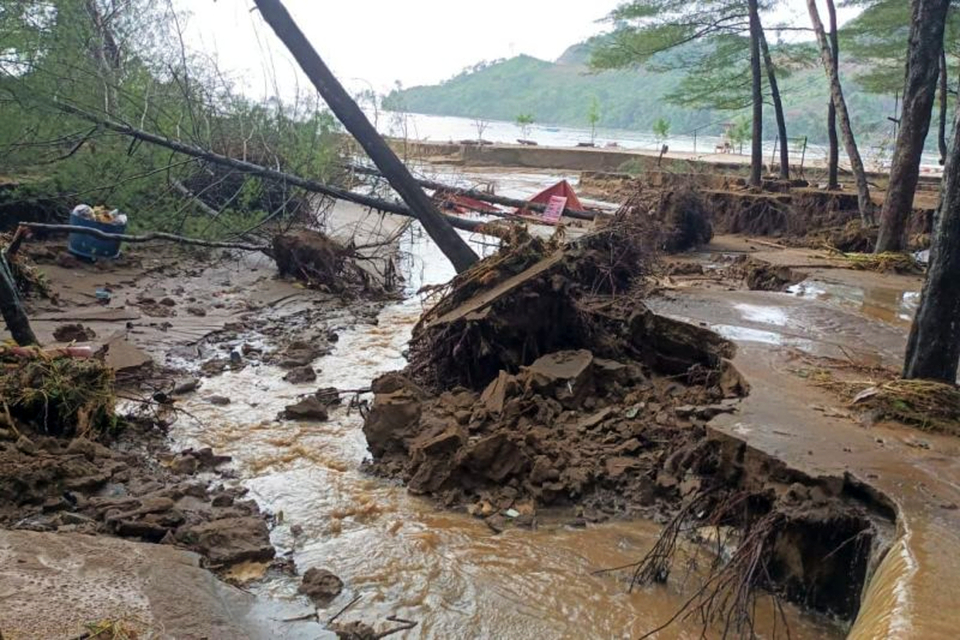 Kondisi kawasan Pantai Gemah yang sebagian ambles tergerus banjir di sertai longsor di Pantai Gemah, Tulungagung, Jawa Timur, Selasa 10 Oktober 2022.