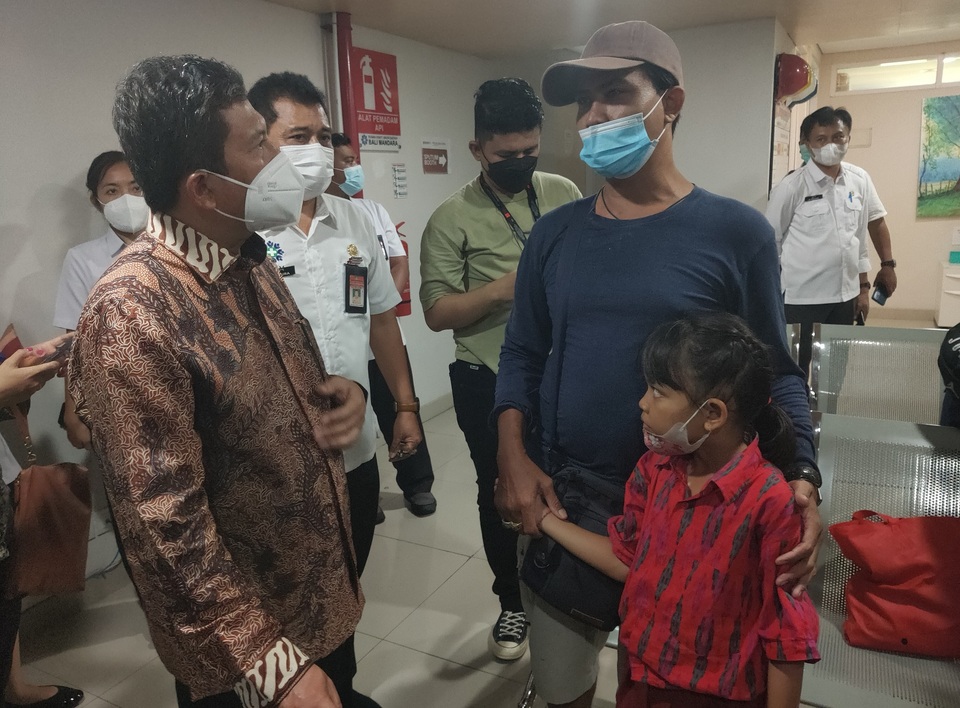 Direktur Utama BPJS Kesehatan Ali Ghufron Mukti (kiri) meninjau pelayanan pasien JKN di RSUD Bali Mandara, Denpasar, 12 Oktober 2022.