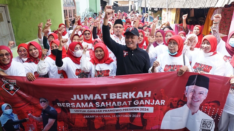 Sahabat Ganjar menyalurkan paket sembako kepada masyarakat dalam program Jumat Berkah di Cilincing, Jakarta Utara, Jumat, 14 Oktober 2022.