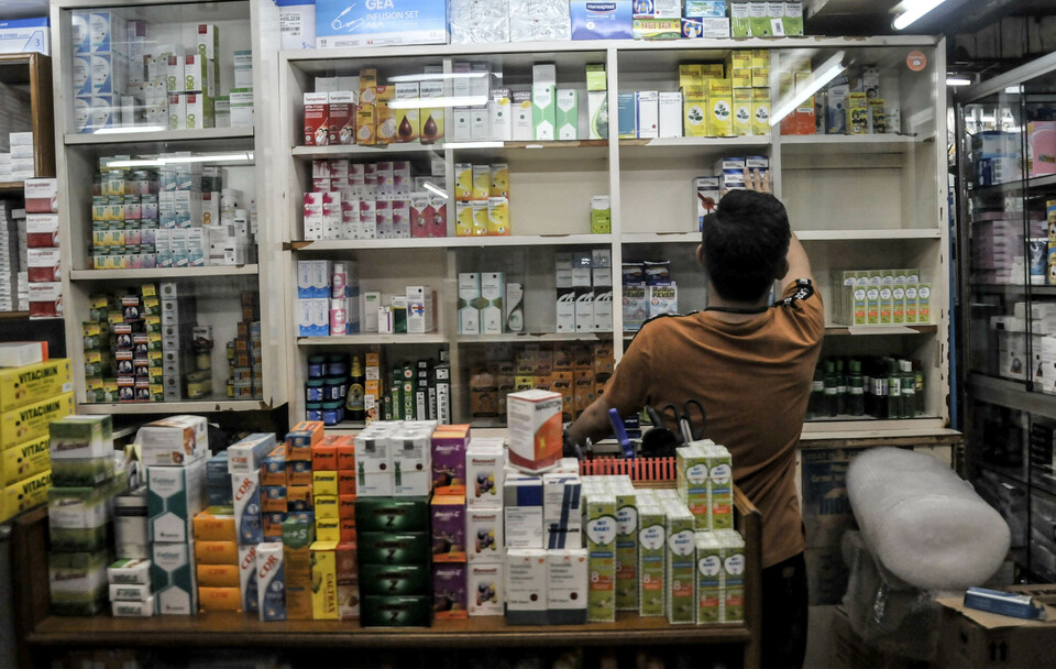 Pedagang merapikan obat di Pasar Pramuka, Jakarta, Minggu 23 Oktober 2022. 