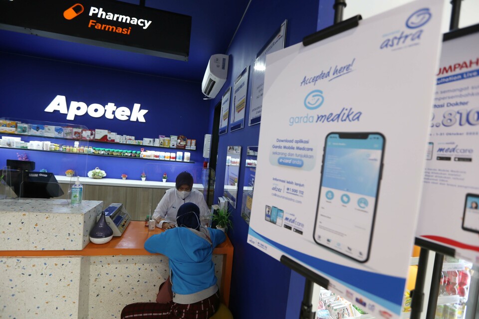 Petugas melayani pelanggan di Apotek Kimia Farma, di Jakarta, Senin, 24 Oktober 2022. Aplikasi ini membantu proses layanan mulai dari konsultasi, pengiriman obat hingga reimbursement secara digital, paperless dan cashless.