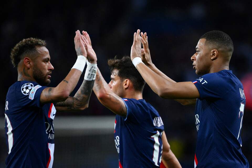 Dua striker Paris Saint-Germain (PSG) Neymar dan Kylian Mbappe melakukan selebrasi seusai mencetak gol ke gawang Maccabi Haifa dalam pertandingan Liga Champions, Rabu, 26 Oktober 2022.