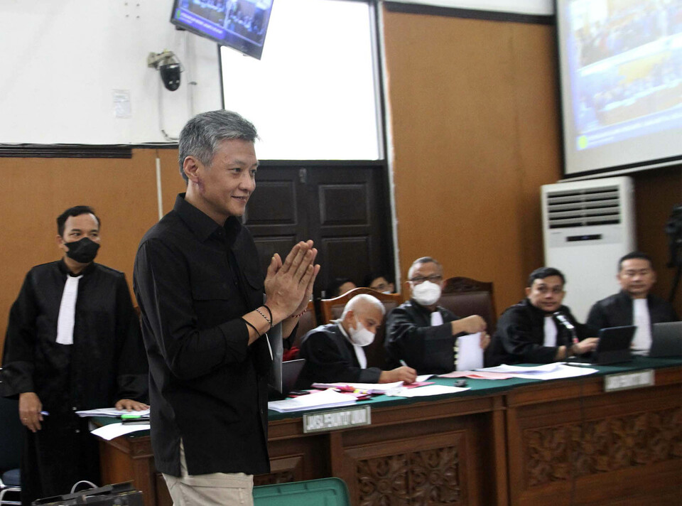 Terdakwa kasus merintangi penyidikan atau 'obstruction of justice' pembunuhan berencana terhadap Brigadir Nopriansyah Yosua Hutabarat (Brigadir J), Hendra Kurniawan bersiap untuk menjalani sidang di Pengadilan Negeri Jakarta Selatan, Kamis 27 Oktober 2022. 