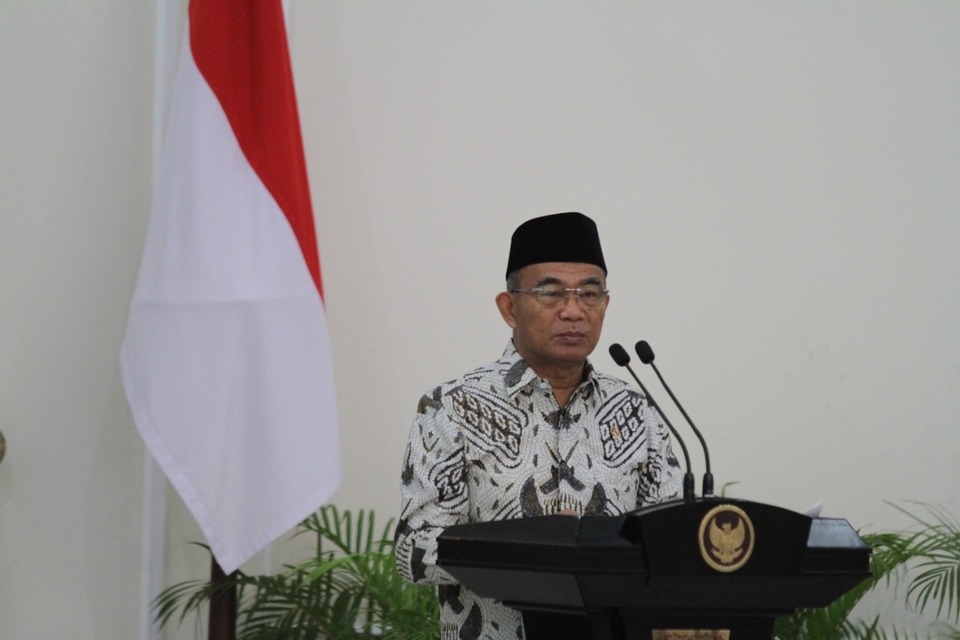 Menko PMK Muhadjir Effendy, memberikan sambutan saat kegiatan Paritrana Award 2022 di Istana Wakil Presiden di Jakarta, Kamis (27/10/2022).