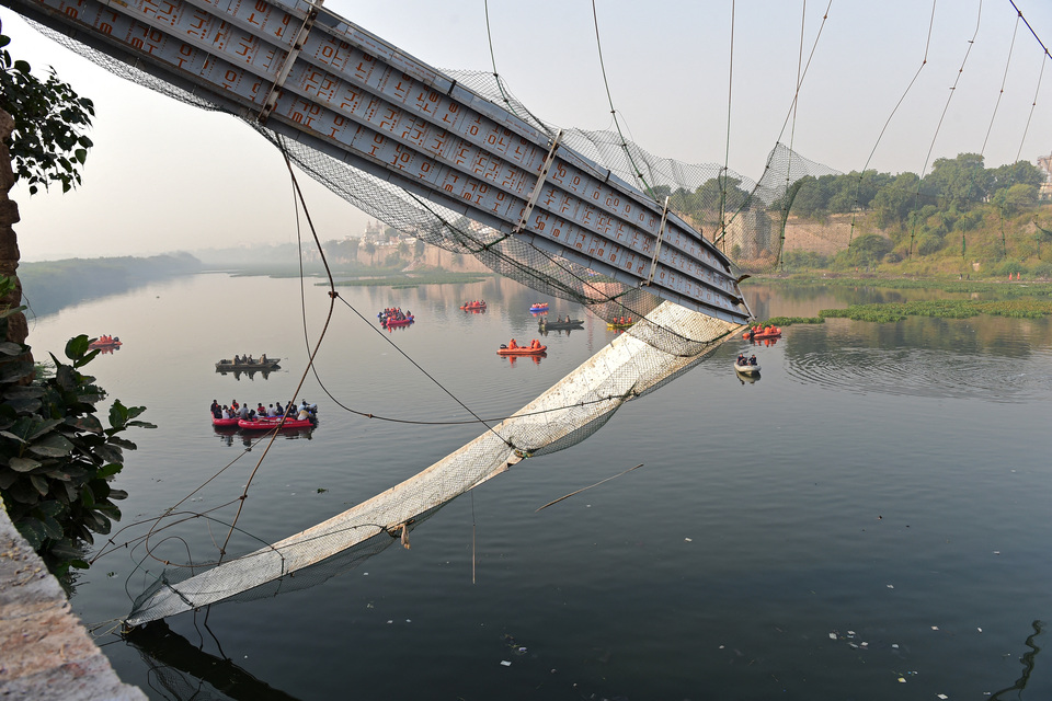 Jembatan gantung yang ambruk di sungai Machchu, India, Senin, 31 Oktober 2022.