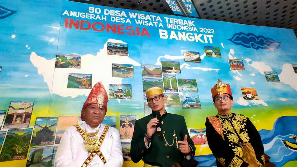 (tengah) Menteri Pariwisata dan Ekonomi Kreatif (Menparekraf), Sandiaga Uno memberikan pernyataan terkait puncak penghargaan Anugerah Desa Wisata Indonesia (ADWI) 2022 di Gedung Sapta Pesona Kementerian Pariwisata dan Ekonomi Kreatif (Kemenparekraf), Jakarta pada Minggu 30 Oktober 2022. 