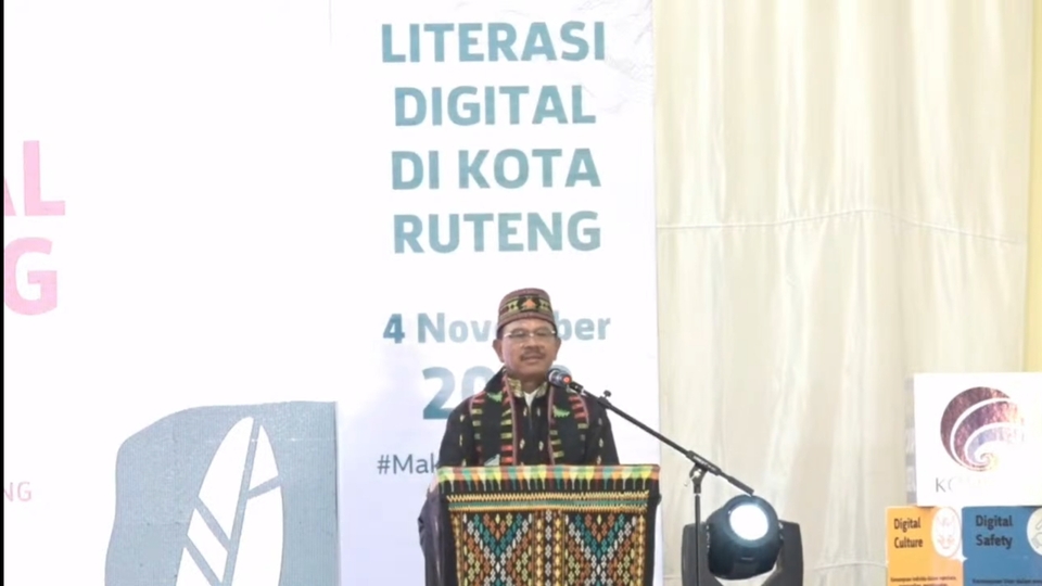 Menteri Komunikasi dan Informatika (Menkominfo) Johnny G. Plate memberi sambutan dalam acara Ruteng #MakinCakapDigital, di Universitas Katolik Santu Paulus Ruteng, Flores, Nusa Tenggara Timur, yang juga disiarkan secara daring, 4 November 2022.