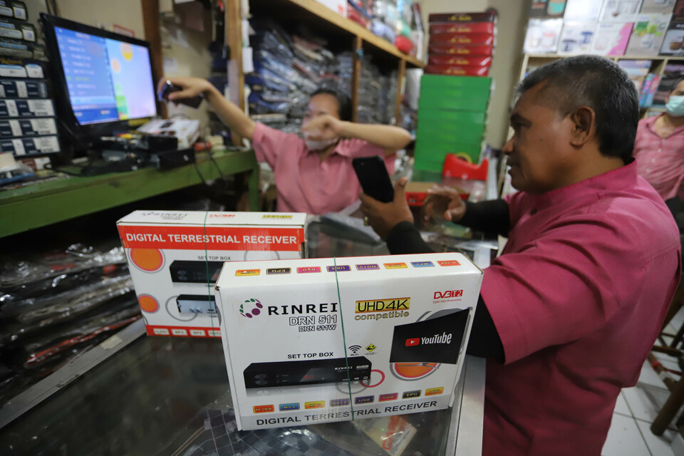 Pedagang melayani pembeli set top box (STB) TV Digital di pusat elektronik di toko elektronik di Jakarta, Jakarta, Jumat 4 November 2022. 