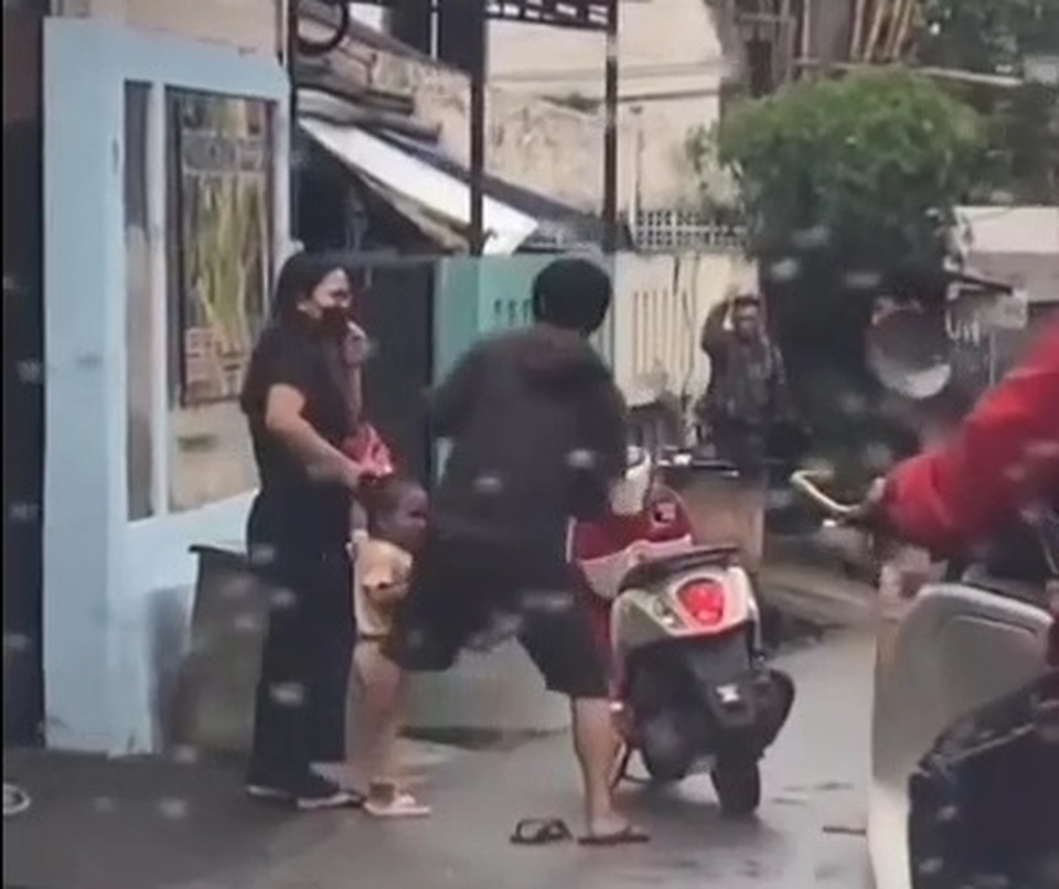 Seorang suami tega memukul sang istri berkali-kali. Ironisnya, penganiayaan tersebut dilakukan sang suami di pinggir jalan di Pangkalan Jati, Cinere disaksikan sang anak yang masih balita dan warga sekitar.