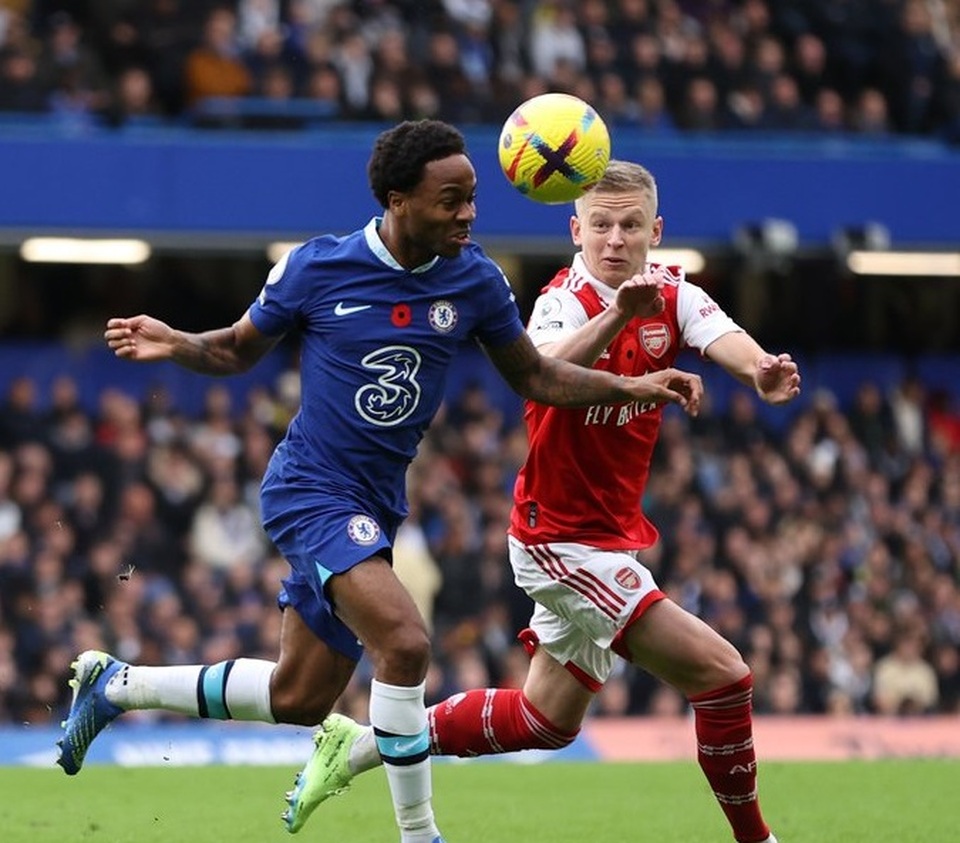 Aksi gelandang Chelsea, Raheem Sterling melakukan perebutan bola dengan bek Arsenal, Zinchenko di Stamford Bridge, Sabtu, 6 November 2022.
