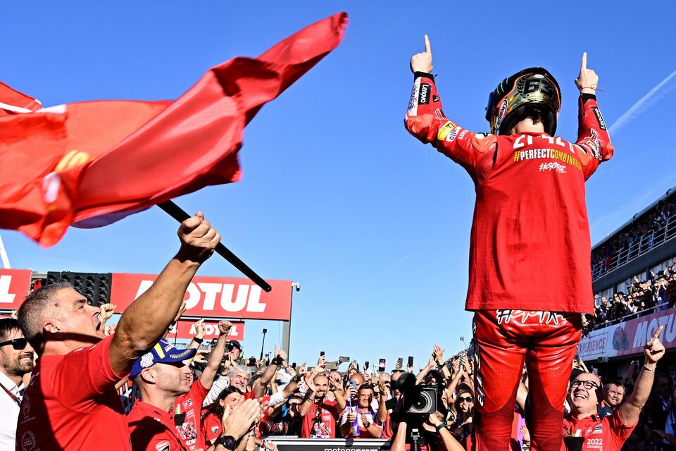 Selebrasi pembalap Ducati, Francesco Bagnaia seusai memastikan gelar juara dunia MotoGP 2022.