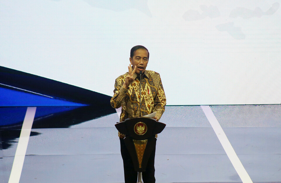 Presiden Joko Widodo memberikan sambutan saat puncak acara HUT ke-8 Partai Perindo di Jakarta Concert Hall, Jakarta, Senin 7 november 2022.
