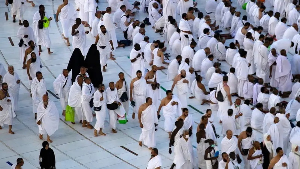 Para jemaah berdoa di sekitar Ka'bah di Masjidil Haram, di kota suci Makkah di Arab Saudi pada 6 Juli 2022, selama ibadah haji tahunan. 