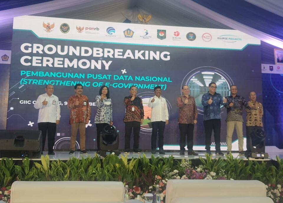 Menteri Komunikasi dan Informatika Johnny G Plate (tengah) saat melakukan Groundbreaking Ceremony Pusat Data Nasional (PDN) di kawasan Delta Mas, Cikarang, Jawa Barat, Rabu, 9 November 2022.