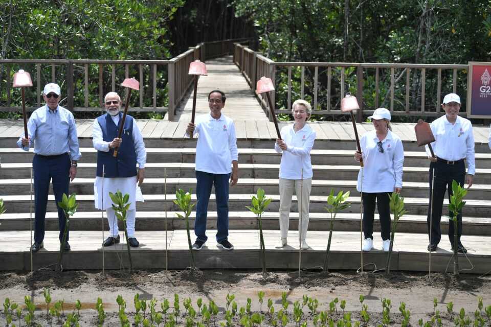 Presiden Joko Widodo mengajak para kepala delegasi KTT G-20 menanam mangrove (bakau) di Taman Hutan Rakyat (Tahura) Ngurah Rai, Bali, Rabu, 16 November 2022.