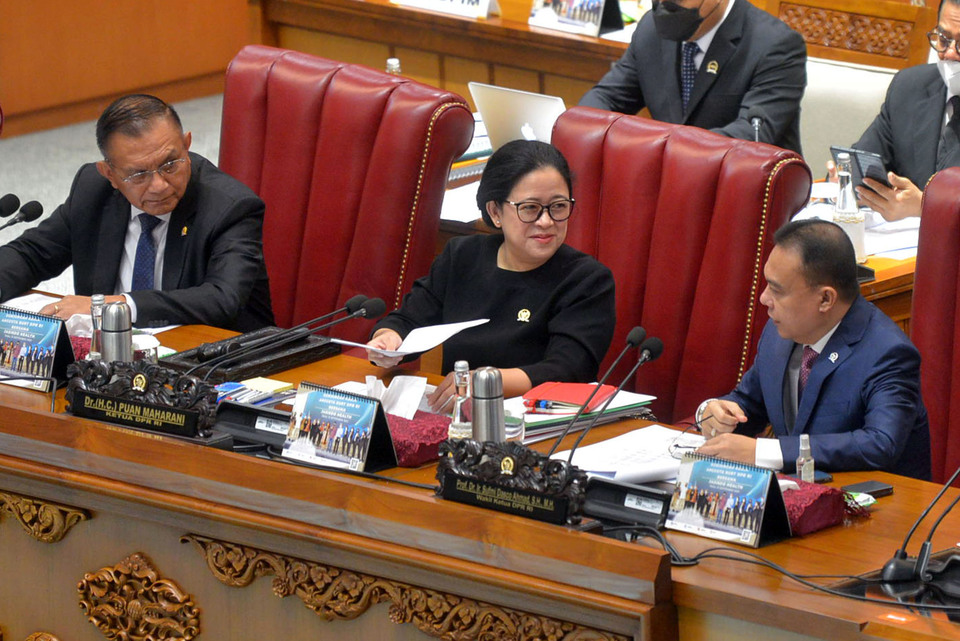 Ketua DPR Puan Maharani (tengah) bersama Wakil Ketua DPR Sufmi Dasco Ahmad (kanan) dan Lodewijk Freidrich Paulus (kiri) saat Rapat Paripurna DPR di Kompleks Parlemen, Senayan, Jakarta, Kamis, 17 November 2022.