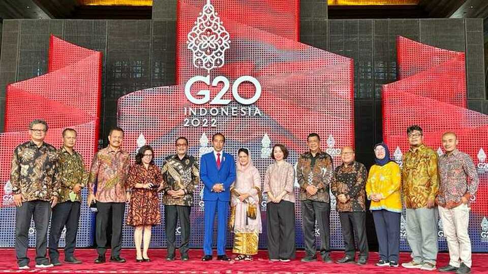 Presiden Joko Widodo dan Ibu Negara Iriana Joko Widodo berfoto bersama 11 pemimpin redaksi media massa nasional, seusai berdiskusi seputar penyelenggaraan KTT G-20, di Hotel Apurva Kempinski, Nusa Dua, Bali, Kamis, 17 November 2022.