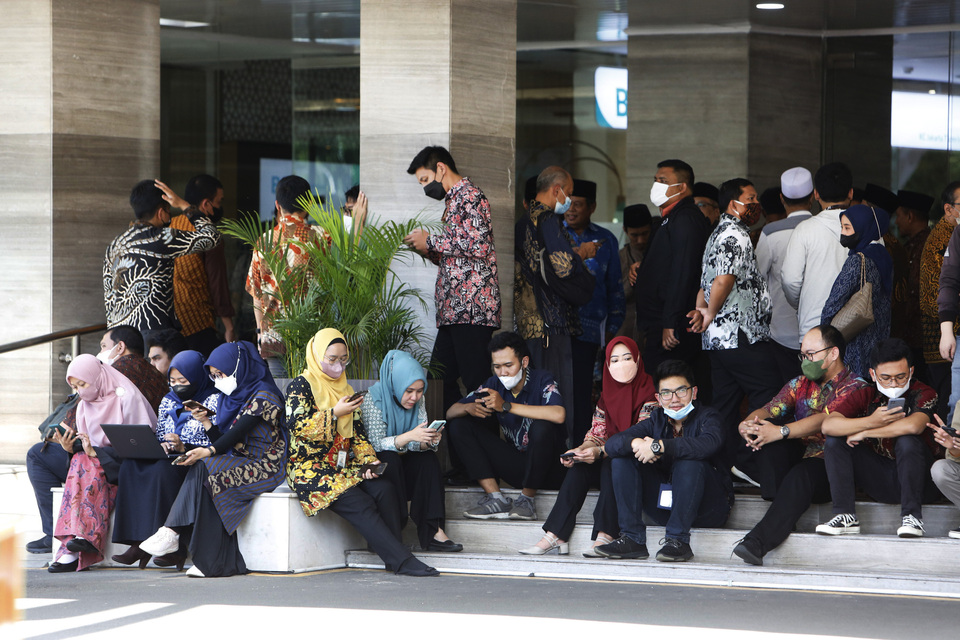 Karyawan Berkumpul Di Luar Gedung Sudirman Thamrin Akibat Gempa Cianjur