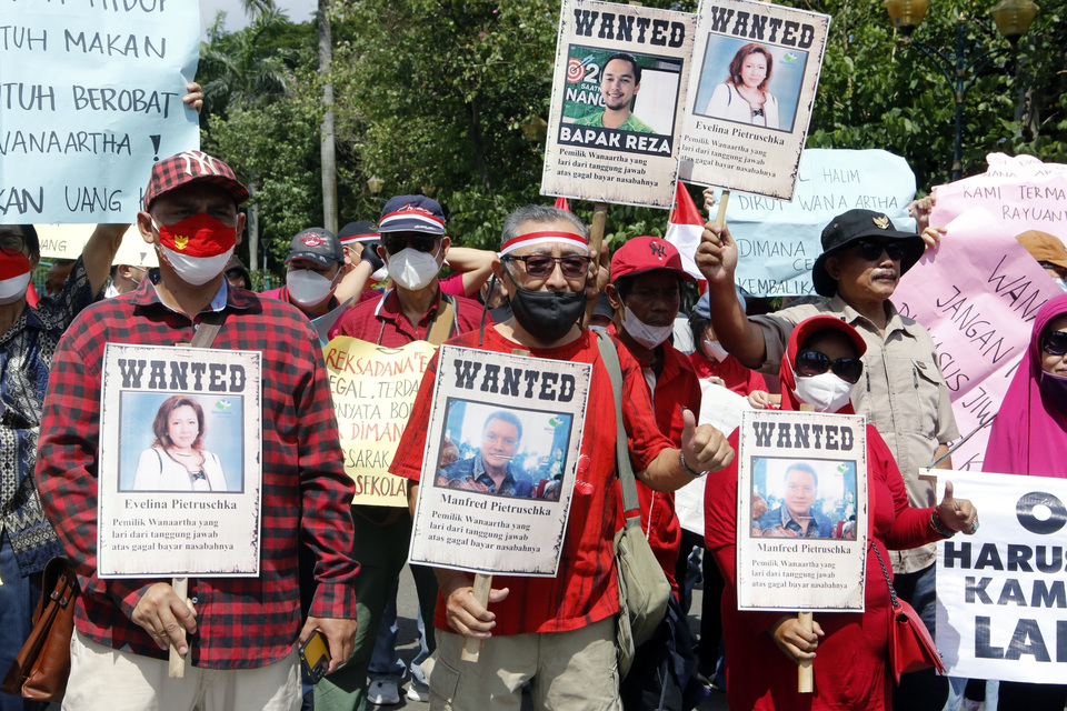 Aliansi Korban Asuransi Wanaartha lakukan demonstrasi di kawasan Monas, Jakarta, Senin 21 November 2022.