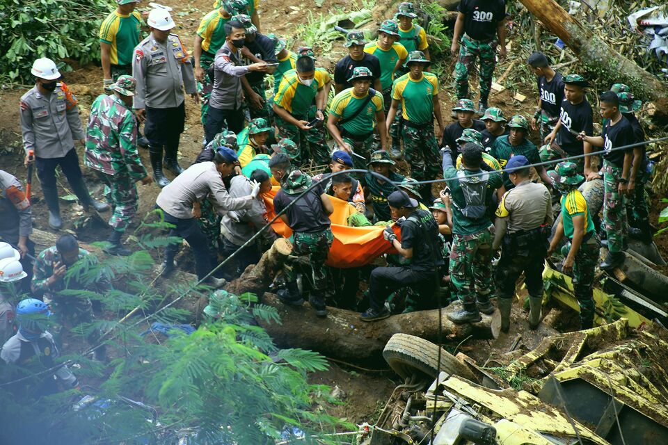 Tim SAR gabungan TNI - Polri masih berusaha untuk mengevakuasi korban longsor yang meninggal di jalur Cipanas - Cipanas, kawasan Cugenang, Cianjur, Jawa Barat, Selasa 22 November 2022.